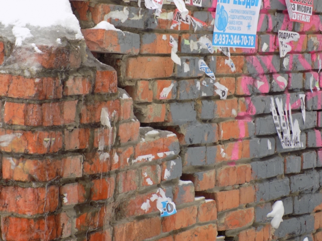 Сенатору Боковой пожаловались на зловоние и гнилые трубы в многоэтажке на Московской