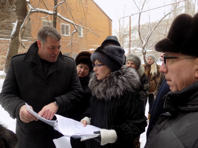 Сенатору Боковой пожаловались на зловоние и гнилые трубы в многоэтажке на Московской