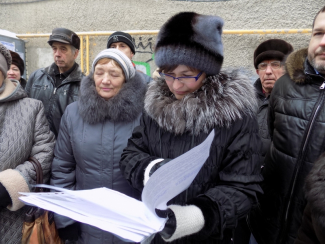 Сенатору Боковой пожаловались на зловоние и гнилые трубы в многоэтажке на Московской