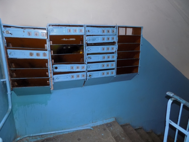 Сенатору Боковой пожаловались на зловоние и гнилые трубы в многоэтажке на Московской