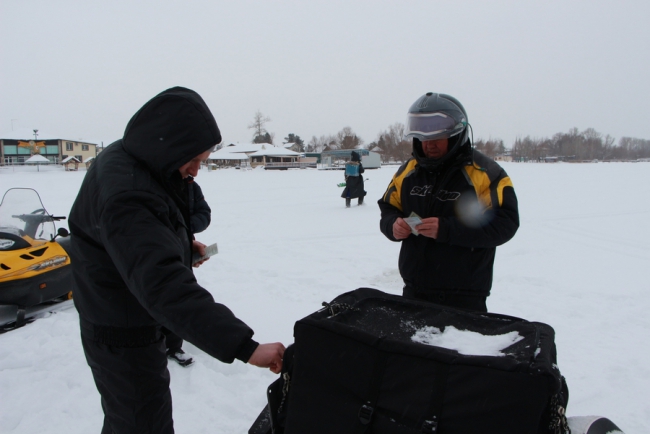 Инспекторы вместо браконьеров нашли на Волге брошеный мотоцикл