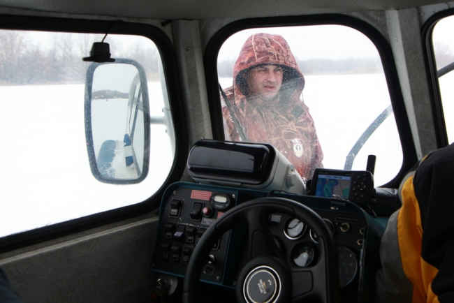 Инспекторы вместо браконьеров нашли на Волге брошеный мотоцикл