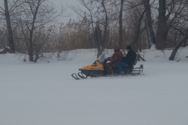 Инспекторы вместо браконьеров нашли на Волге брошеный мотоцикл