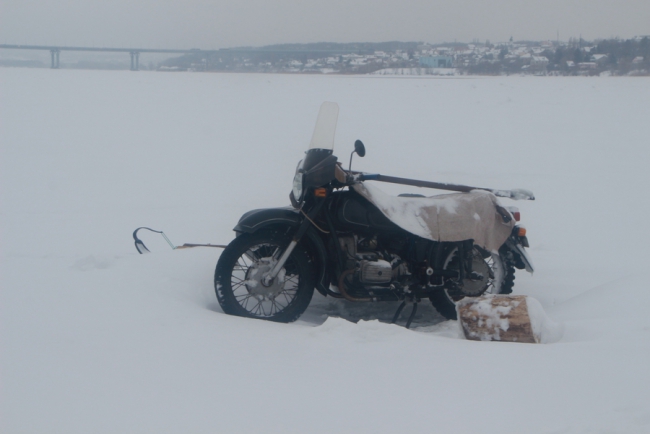 Инспекторы вместо браконьеров нашли на Волге брошеный мотоцикл