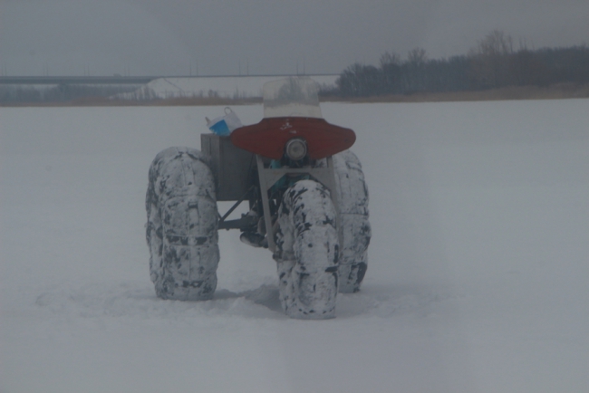 Инспекторы вместо браконьеров нашли на Волге брошеный мотоцикл