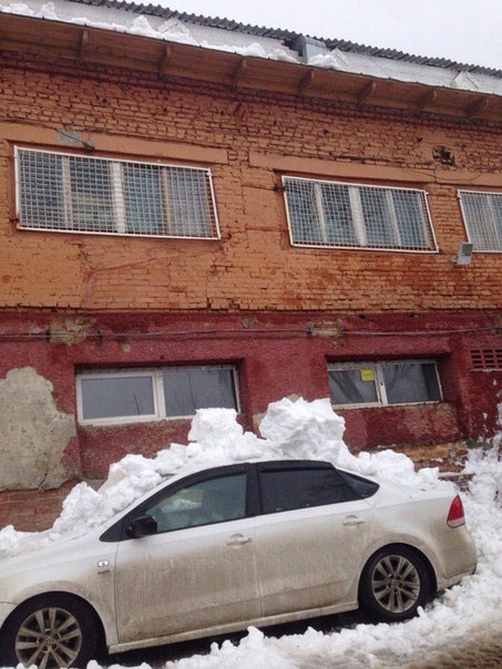 На Чернышевского упавший со здания снег раздавил крышу «Фольксвагена»