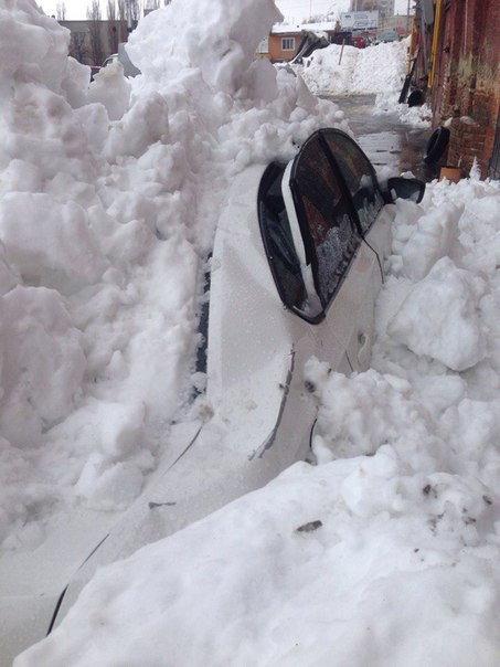 На Чернышевского упавший со здания снег раздавил крышу «Фольксвагена»
