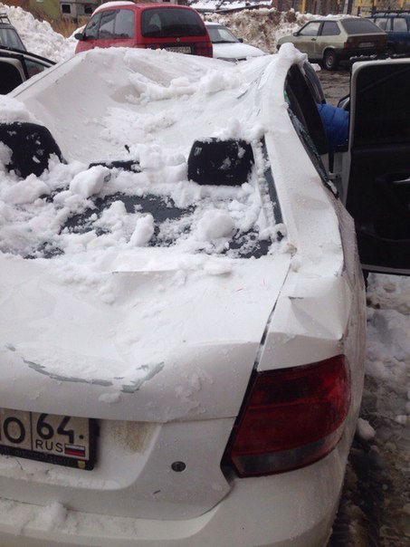 На Чернышевского упавший со здания снег раздавил крышу «Фольксвагена»