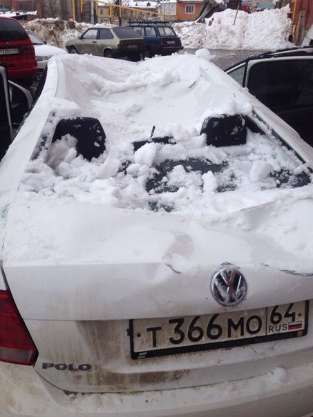 На Чернышевского упавший со здания снег раздавил крышу «Фольксвагена»