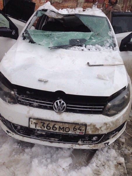 На Чернышевского упавший со здания снег раздавил крышу «Фольксвагена»