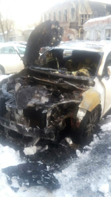 У частной клиники сгорели люксовые иномарки