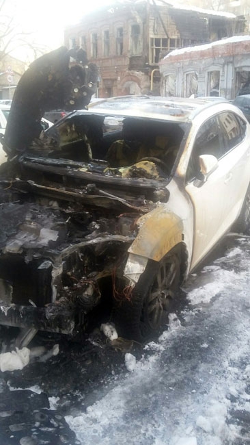 У частной клиники сгорели люксовые иномарки