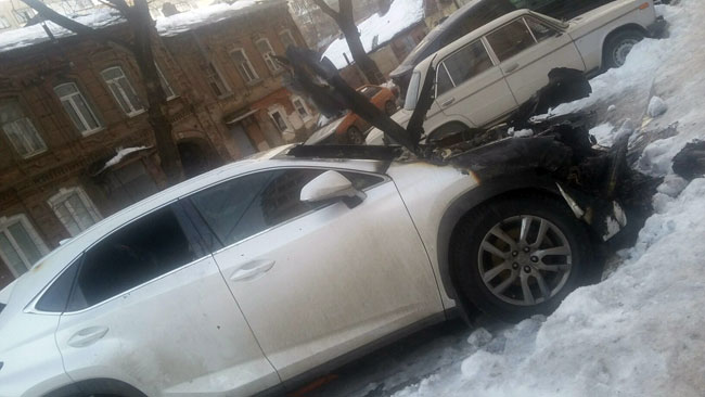 У частной клиники сгорели люксовые иномарки