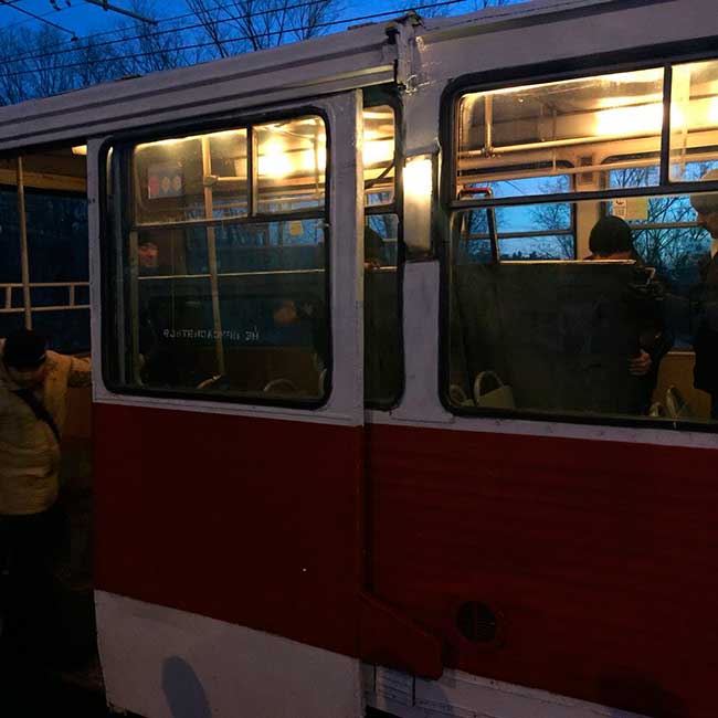 В Саратове у трамвая по пути отвалилась дверь