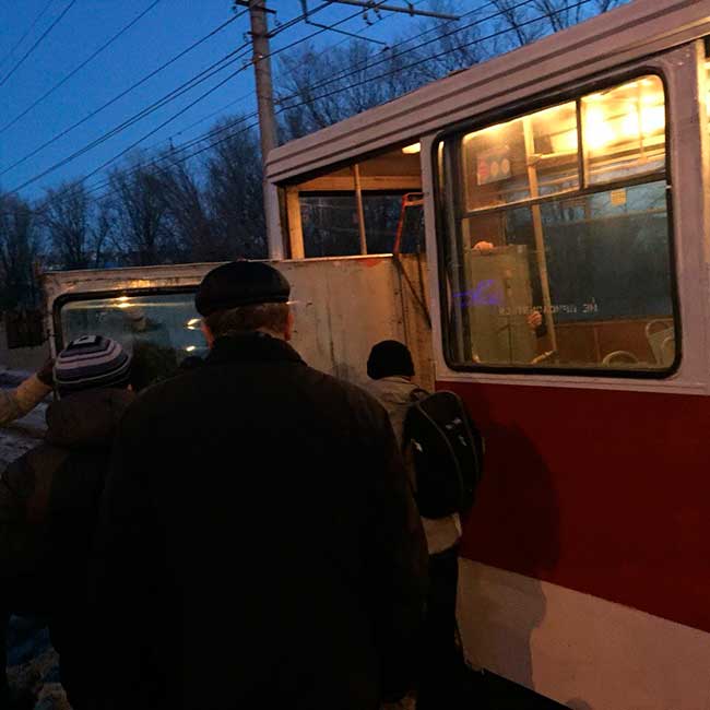 В Саратове у трамвая по пути отвалилась дверь