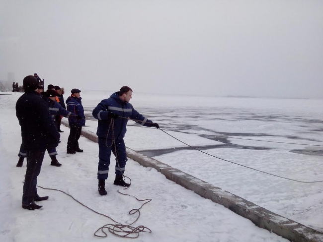 Спасатели случайно спасли саратовца из полыньи