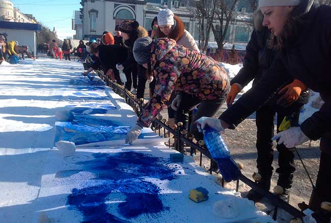На площади Кирова саратовцы раскрасили сугробы