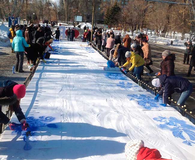На площади Кирова саратовцы раскрасили сугробы