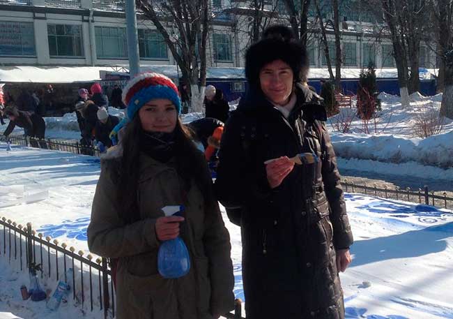 На площади Кирова саратовцы раскрасили сугробы