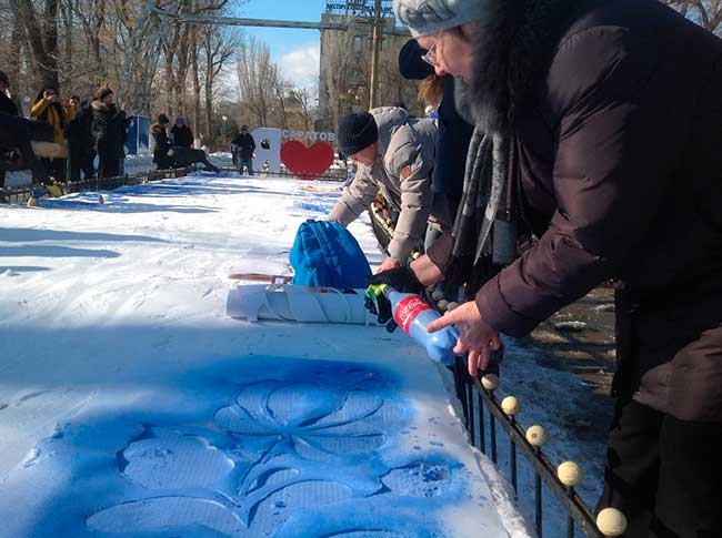 На площади Кирова саратовцы раскрасили сугробы