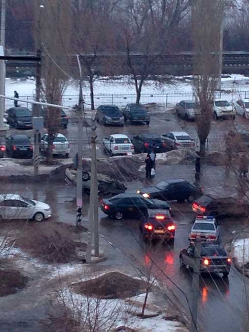 В Саратове «десятка» снесла столб и перевернулась на крышу