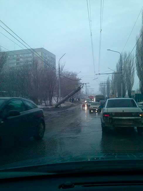 В Саратове «десятка» снесла столб и перевернулась на крышу