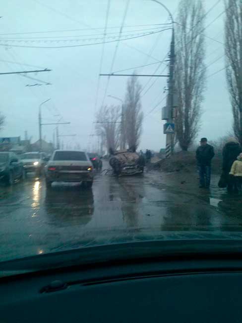 В Саратове «десятка» снесла столб и перевернулась на крышу