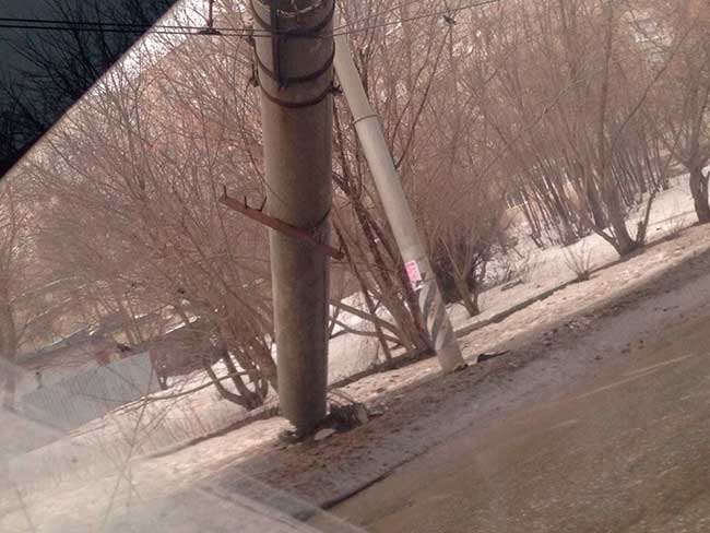 В Саратове «десятка» снесла столб и перевернулась на крышу