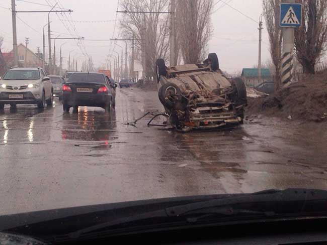 В Саратове «десятка» снесла столб и перевернулась на крышу