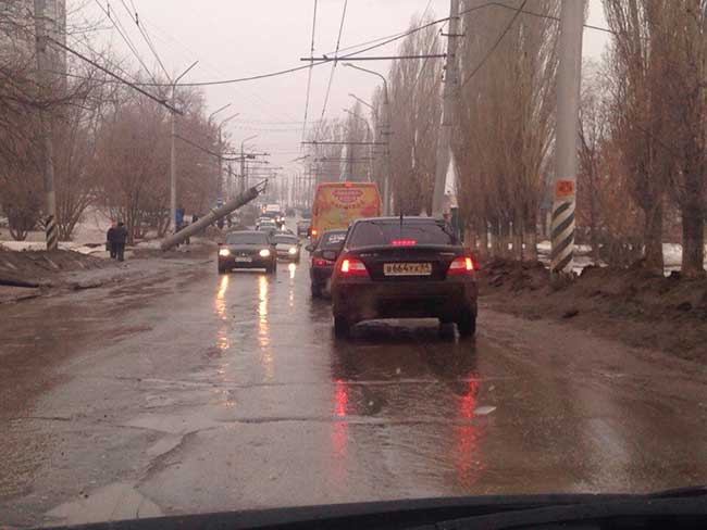 В Саратове «десятка» снесла столб и перевернулась на крышу