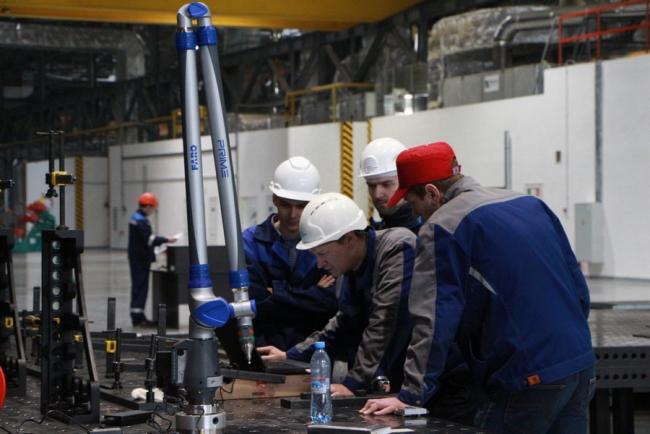 Заместитель министра промышленности РФ посещает завод в Энгельсе