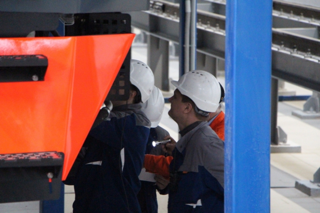 Заместитель министра промышленности РФ посещает завод в Энгельсе