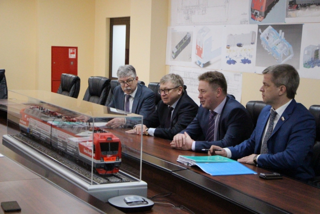 Заместитель министра промышленности РФ посещает завод в Энгельсе