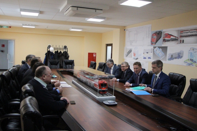 Заместитель министра промышленности РФ посещает завод в Энгельсе