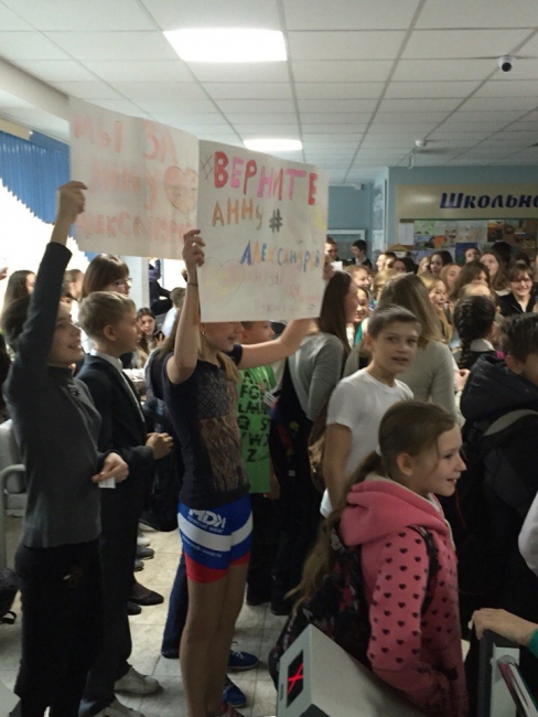 Школьники в защиту уволенного директора вышли на акцию протеста