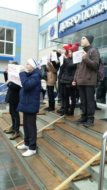 Школьники в защиту уволенного директора вышли на акцию протеста