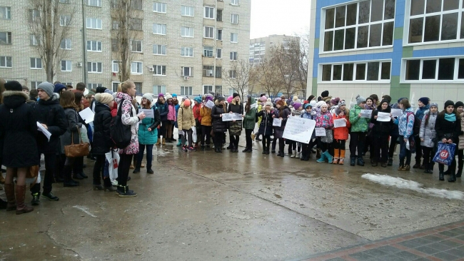 Школьники в защиту уволенного директора вышли на акцию протеста