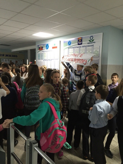 Школьники в защиту уволенного директора вышли на акцию протеста