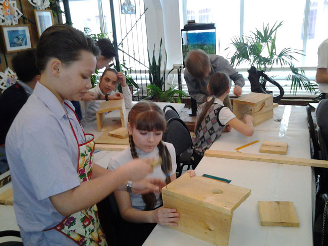 Министр Соколов научил детей колотить «правильные» скворечники