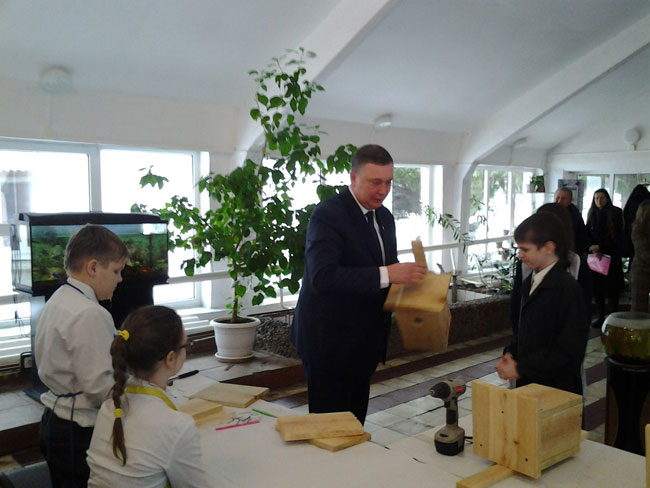 Министр Соколов научил детей колотить «правильные» скворечники