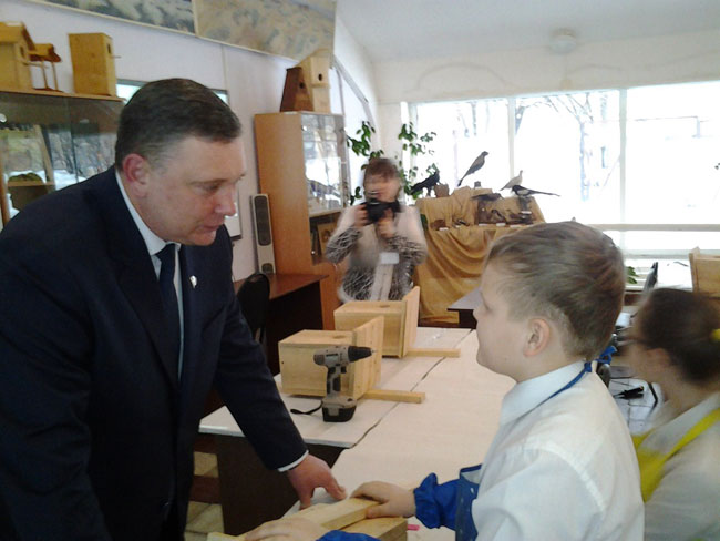 Министр Соколов научил детей колотить «правильные» скворечники