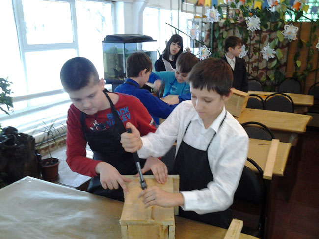 Министр Соколов научил детей колотить «правильные» скворечники