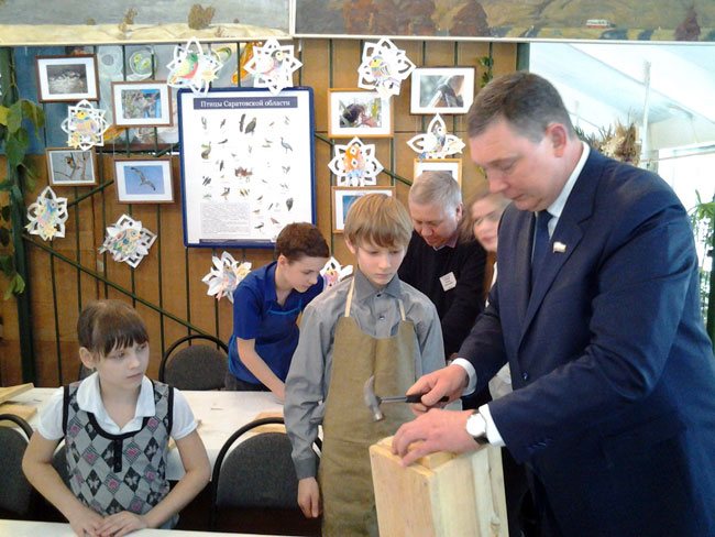 Министр Соколов научил детей колотить «правильные» скворечники
