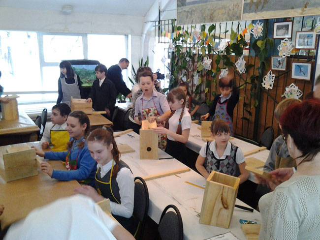 Министр Соколов научил детей колотить «правильные» скворечники