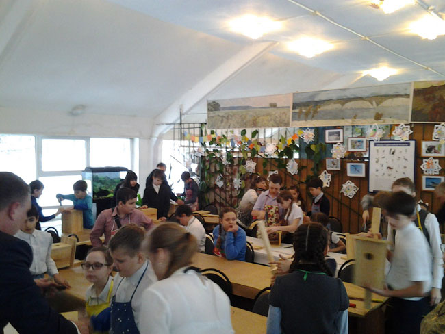 Министр Соколов научил детей колотить «правильные» скворечники