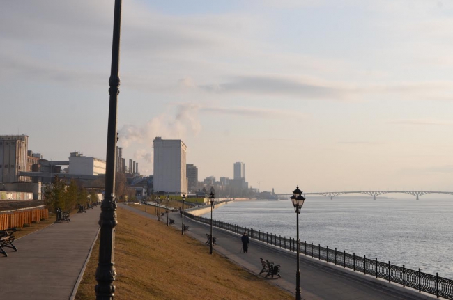 Сараев недоволен состоянием перил и стен на набережной Саратова