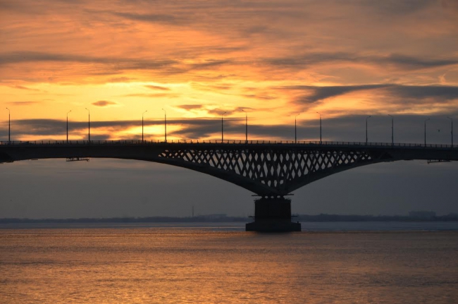 Сараев недоволен состоянием перил и стен на набережной Саратова