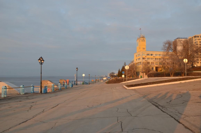 Сараев недоволен состоянием перил и стен на набережной Саратова