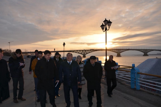 Сараев недоволен состоянием перил и стен на набережной Саратова