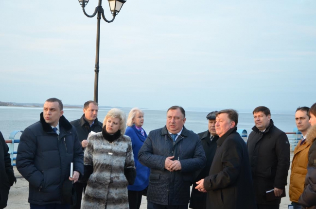 Сараев недоволен состоянием перил и стен на набережной Саратова